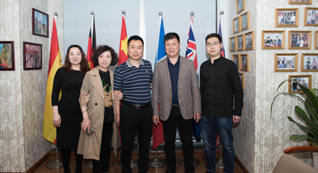 贝博买球官网红酒代理商合影
